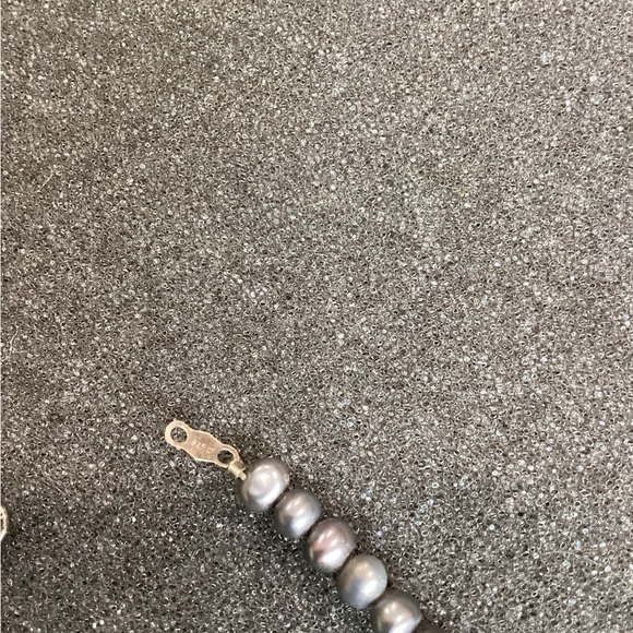 🚨Sale🚨! Vintage Gray Iridescent Pearls w/Sterling Silver Necklace Stamped - Picture 7 of 8